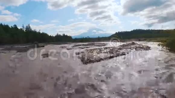 空中观景群山中模糊的河流这条路用水冲洗视频的预览图