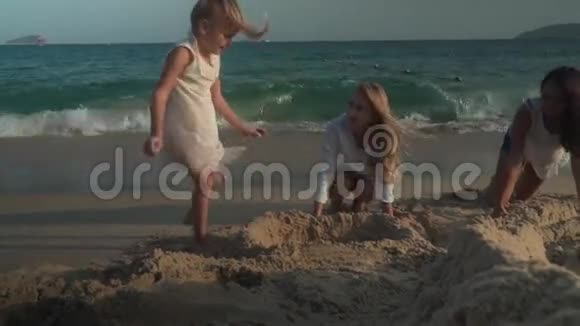 喜妈妈和女儿在南海海滩建一座沙堡亚龙湾的股票录像视频的预览图