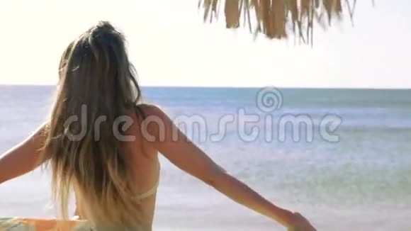 快乐的年轻女人和帕雷奥在海滩上特写镜头高清高清视频的预览图