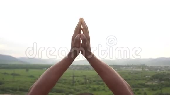 非裔美国人健身者的特写镜头祈祷的双手伸展在山顶上在他早晨的室外视频的预览图