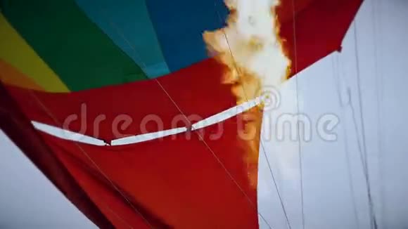 飞行过程中热空气燃烧到气球上视频的预览图