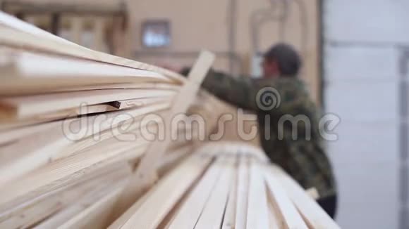 木匠把木垛上的木料移位了视频的预览图