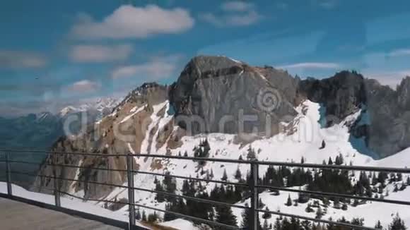 雪雪瑞士阿尔卑斯山上一列移动的山地火车的窗口景色蒙特勒城视频的预览图