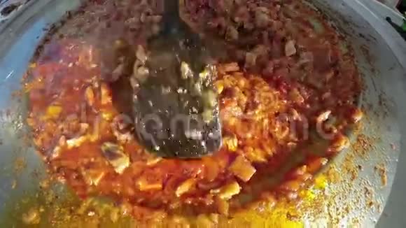 烹饪辛辣的猪肉卷门视频的预览图