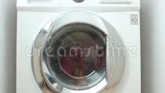新洗衣机洗彩色衣服视频的预览图