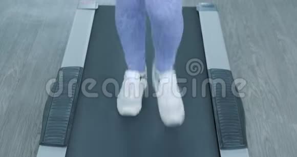 亚洲女孩在健身房跑步机上跑步视频的预览图