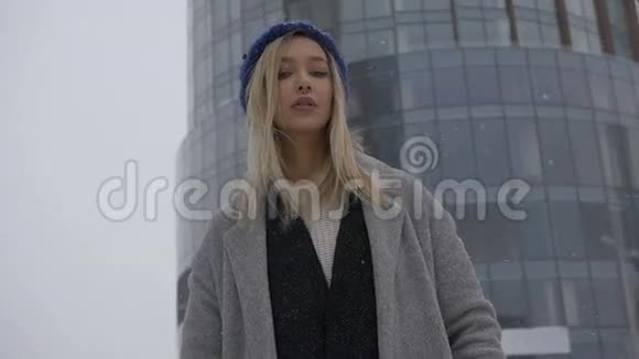 冬天美丽的女孩穿过城市视频的预览图