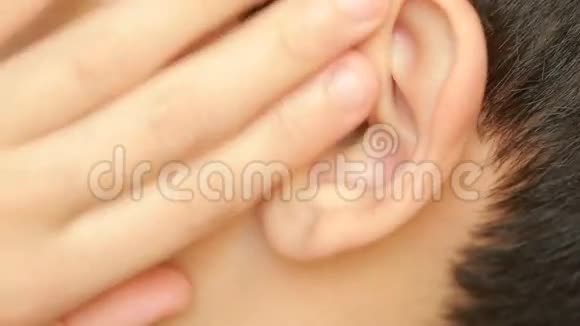 人类的孩子耳朵贴紧耳痛耳炎小孩耳朵疼视频的预览图