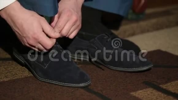 男子系绒面鞋带视频的预览图