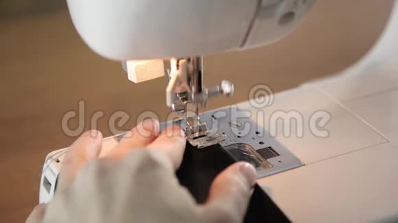 缝纫机和女人的手裁缝支持一块布视频的预览图