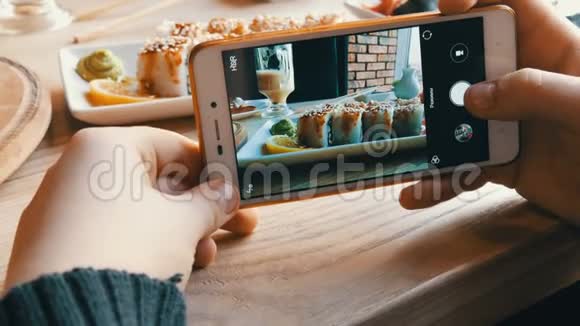 青少年的手在智能手机上制作食物的照片背景上日本料理的寿司卷视频的预览图