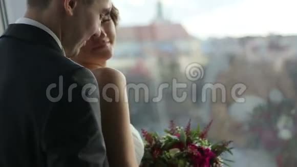 幸福的年轻美丽的新婚夫妇相亲相爱面带微笑温柔的时刻精彩的利沃夫城市景观视频的预览图