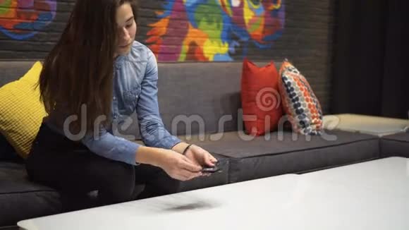 女人在桌子上放一张有问号的卡片视频的预览图