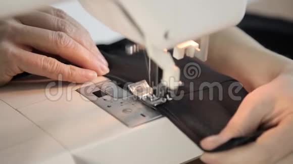 缝纫机和女人的手裁缝支持一块布视频的预览图