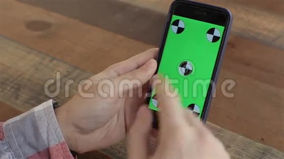 个人手持智能手机触摸屏带有绿色屏幕色键用于定制内容视频的预览图