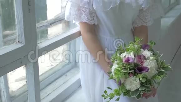 穿着老式白色连衣裙的漂亮女孩视频的预览图