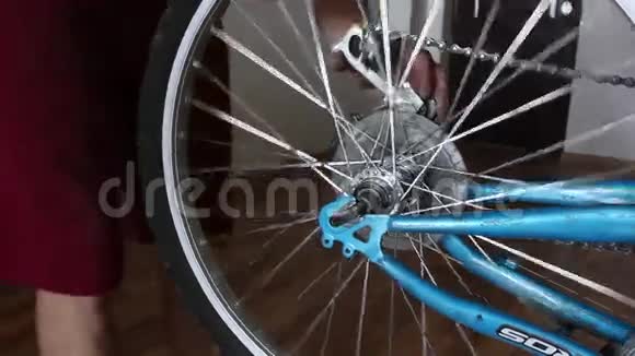拆卸自行车车轮视频的预览图