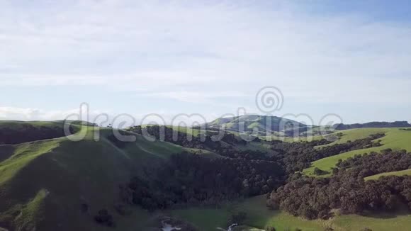 新西兰绿山4k的鸟瞰图视频的预览图