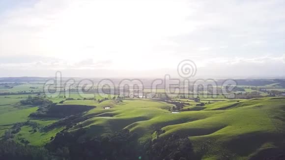 令人惊叹的新西兰美丽山丘的空中日落景观4k视频的预览图