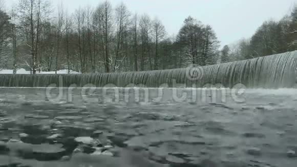 冬天公园里的瀑布使用专业的万向节稳定剂视频的预览图