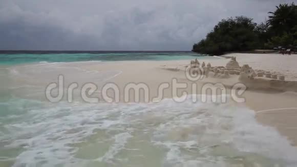 马尔代夫沙滩上有海浪沙滩上有小风暴和沙堡视频的预览图