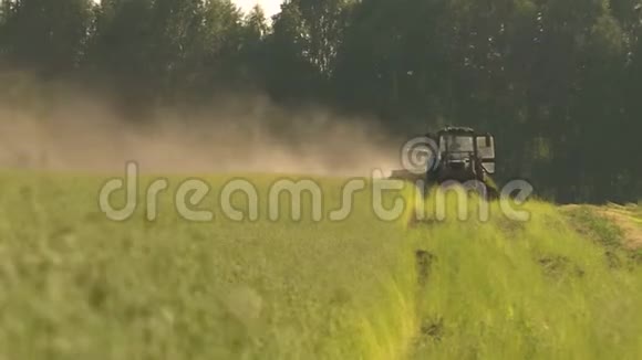 夏季收获期间的亚麻场正在运行的农业机械视频的预览图