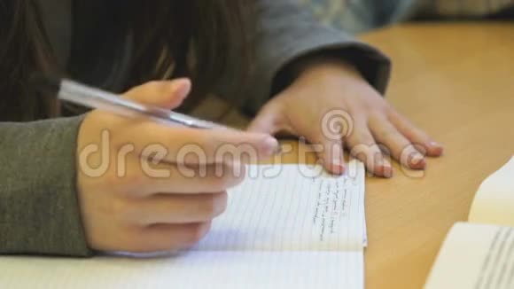 坐在课桌前的女生拿着一支笔视频的预览图