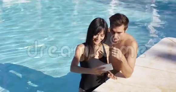 帅哥情侣站在泳池边拍照视频的预览图