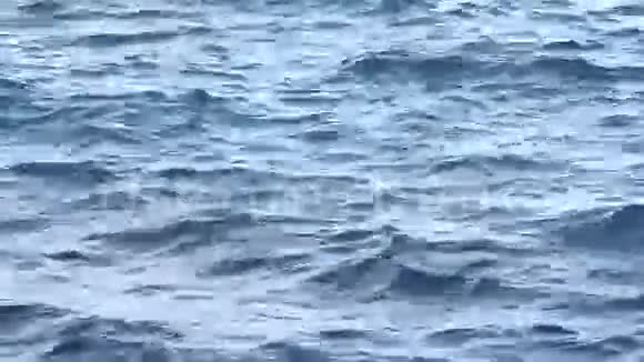 美丽的蓝海波浪视频的预览图