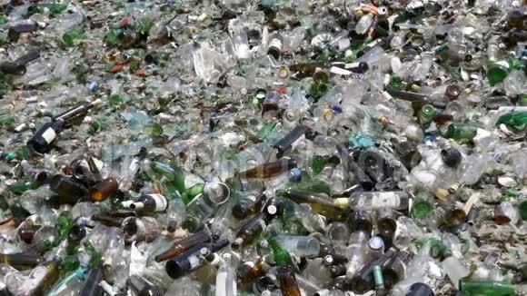 回收设施中的玻璃废物一堆瓶子放大视频的预览图