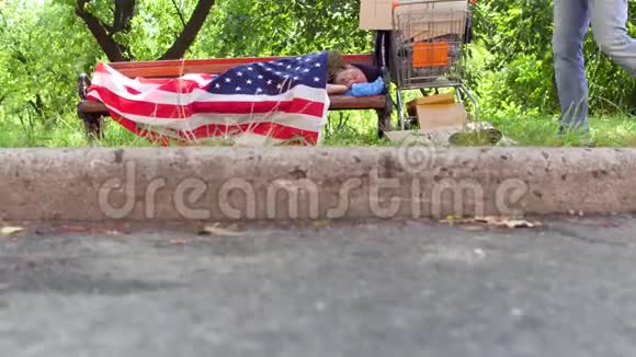 市街无家可归的老人躺在长凳上睡觉视频的预览图