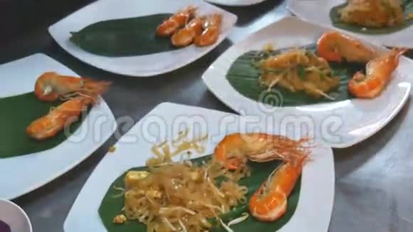 厨师用煎蛋和虾在白色盘子里放泰菜视频的预览图