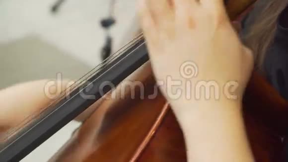 关闭音乐家在大提琴演奏视频的预览图