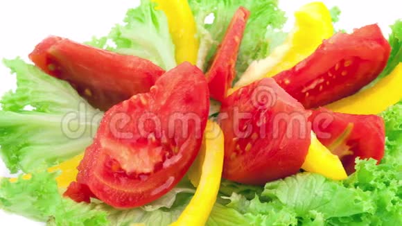 盘子和新鲜蔬菜沙拉视频的预览图