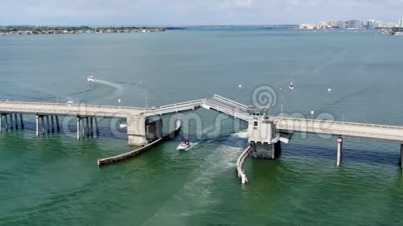 横渡海洋的街桥鸟瞰图视频的预览图
