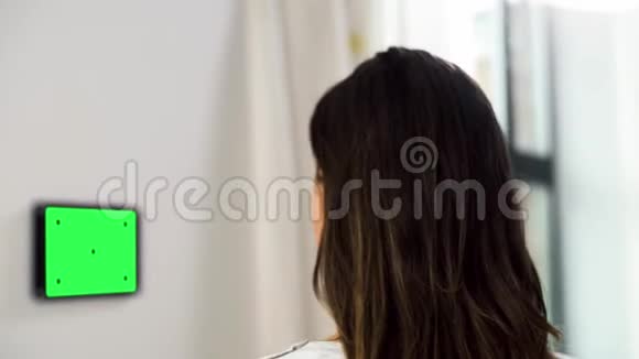 女性在智能家居使用平板电脑视频的预览图