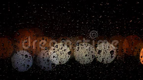 雨滴在夜里从窗户玻璃上流下来视频的预览图