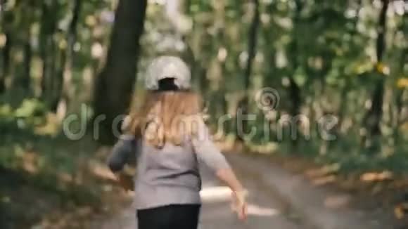在森林里逃跑的小女孩视频的预览图