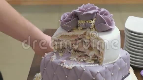 新婚夫妇切着美味的甜蜜婚礼蛋糕视频的预览图