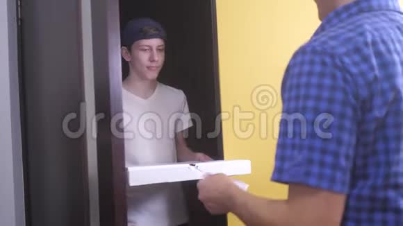 披萨外卖概念青少年男孩送了一盒生活方式披萨慢动作视频快餐概念快餐视频的预览图