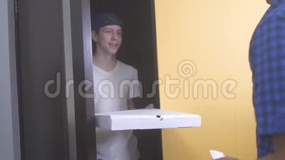 披萨外卖概念青少年男孩送了一盒比萨饼慢动作视频快餐食品概念快餐食品视频的预览图