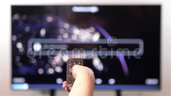 电视遥控器改变频道视频的预览图