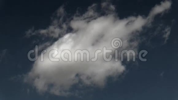 天空中一片蓬松的云视频的预览图