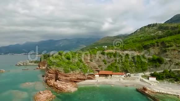 带森林的海上落基海岸录像空中飞行视频的预览图