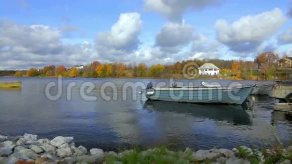 河中的渔船视频的预览图