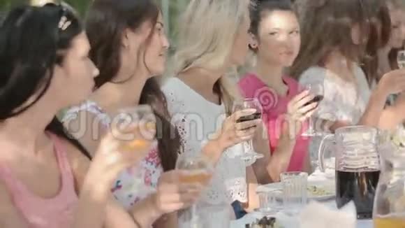 在户外喝酒的年轻妇女视频的预览图