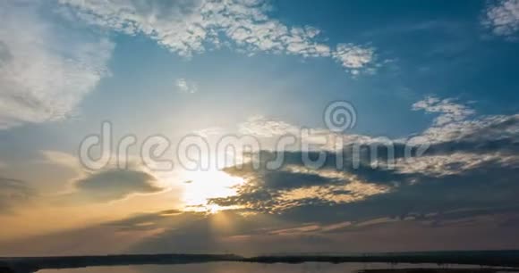 夕阳西下美丽的夏日风景多云的天空和自然的湖泊时光流逝视频的预览图
