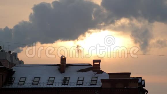 城市建筑屋顶上冬天寒冷的日落视频的预览图