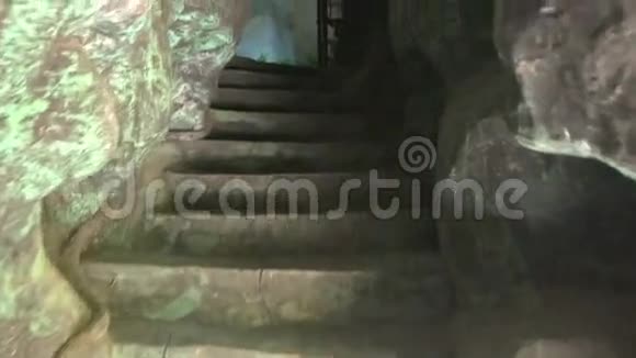 在公园的人工洞穴中石头楼梯灯光出口视频的预览图
