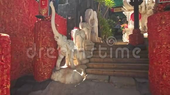前往佛寺大型白象雕像视频的预览图